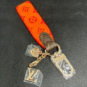 ✅ PRICE IS FIRM ✅ Vibrant Fashion Orange and Gold Keychain